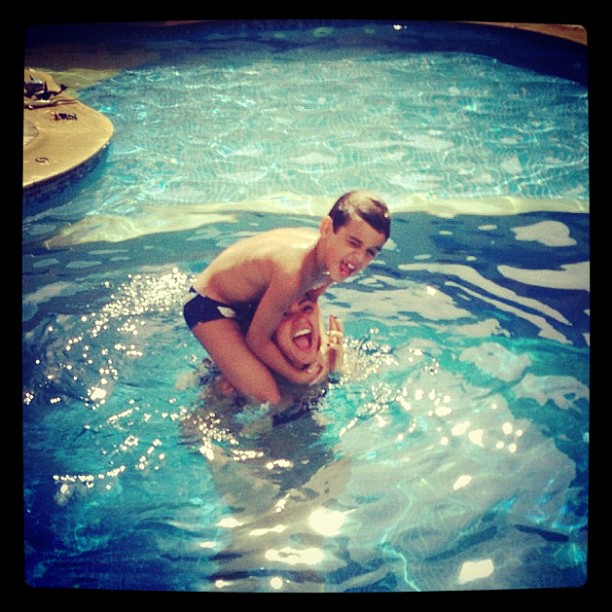Kelly Key e filho na piscina (Foto: Instagram / Reprodução)