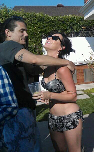 Katy Perry e John Mayer bem tentaram negar o romance, mas foram flagrados no maior clima de intimidade no dia 4 durante uma festa na piscina.