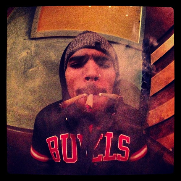 Chris Brown fuma três cigarros (Foto: Instagram/ Reprodução)