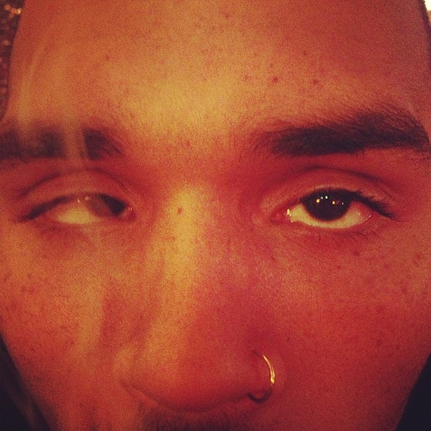 Os olhos de Chris Brown envoltos em fumaça (Foto: Reprodução/Instagram)