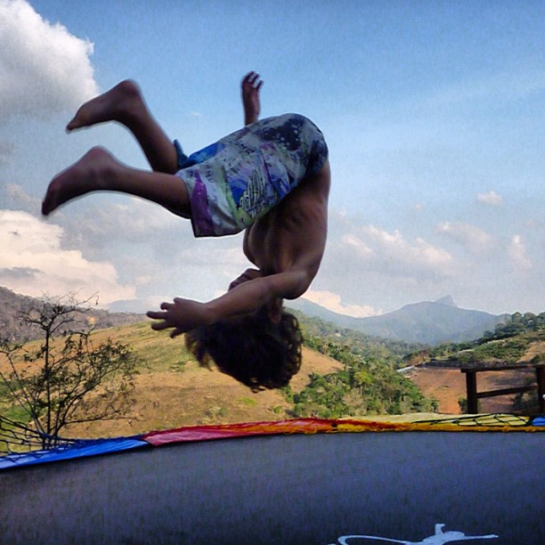 Filho de Ana Lima faz acrobacia (Foto: Reprodução/Instagram)