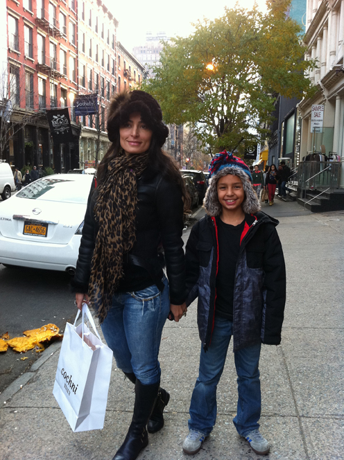Ao lado do filho Lucas, a atriz Franciely Freduzeski passeia em Nova Iorque (Foto: Divulgação)