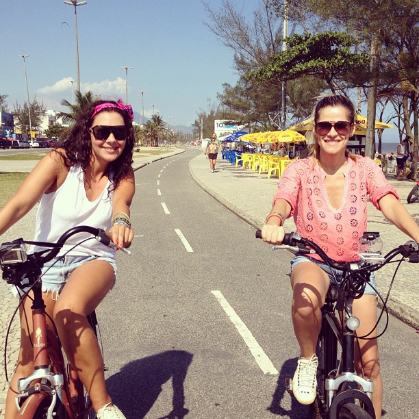 Fabíula Nascimento e Ingrid Guimarães andando de bicicleta no Rio de Janeiro (Foto: Instagram / Reprodução)