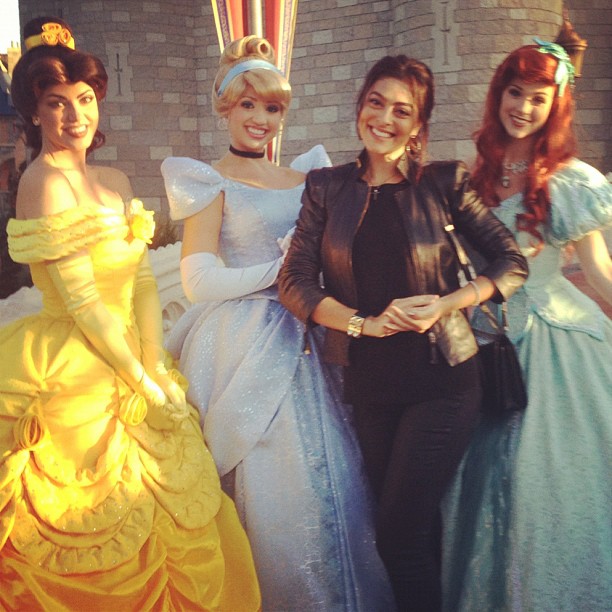 Juliana Paes com as princesas da Disney (Foto: Instagram / Reprodução)