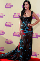 Famosas como Katy Perry ousam com vestidos transparentes. Saiba como usar (Agência Reuters/Agência Getty)
