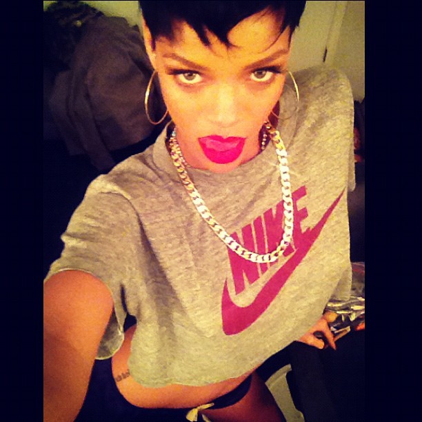 Rihanna sensualiza em foto (Foto: Instagram)