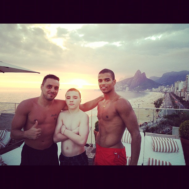 Membro da equipe de Madonna posa com Rocco e Brahim Zaibat, respectivamente filho e namorado da cantora, na piscina de hotel no Rio (Foto: Instagram/ Reprodução)