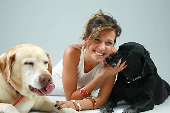 A apresentadora Luisa Mell posou com seus cachorros  (Foto: Rachel Guedes / Divulgação)