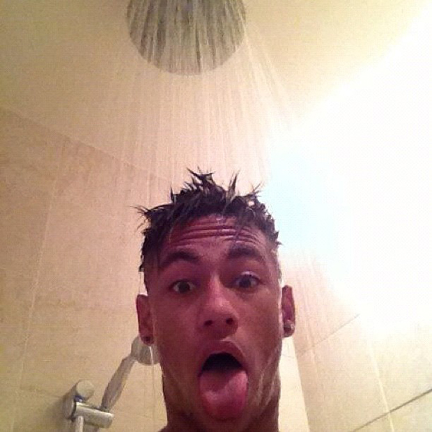 Neymar psota foto no chuveiro (Foto: Instagram / Reprodução)