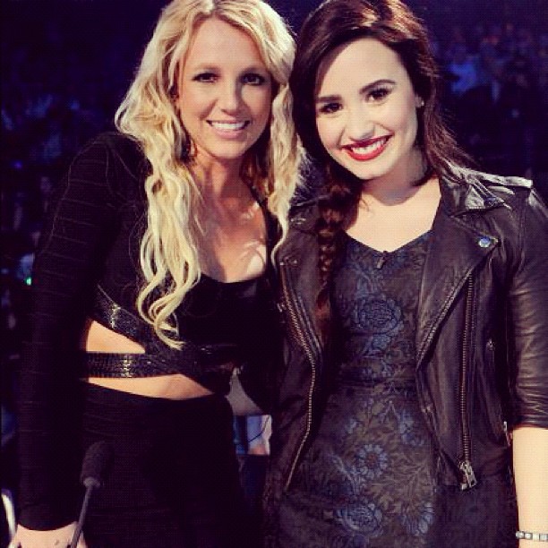 Britney Spears e Demi Lovato em bastidores de programa (Foto: Instagram/ Reprodução)
