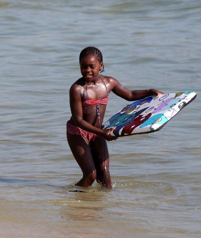 Filhos de Madonna na praia de Ipanema (Foto: André Freitas e Gabriel Reis / AgNews)