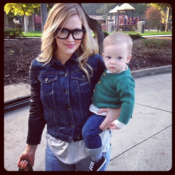 Hilary Duff posta foto com o filhinho em parque (Foto: Reprodução / Instagram)
