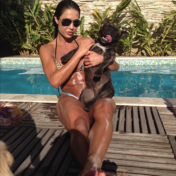 Gracyanne Barbosa posta foto com cachorrinho de estimação (Foto: Reprodução / Instagram)