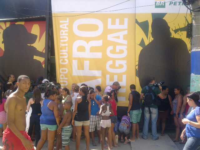 A movimentação em Vigário Geral, favela que fica no subúrbio carioca, começou cedo por conta da visita da cantora