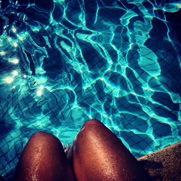 Bruna Marquezine posta foto na piscina (Foto: Instagram / Reprodução)