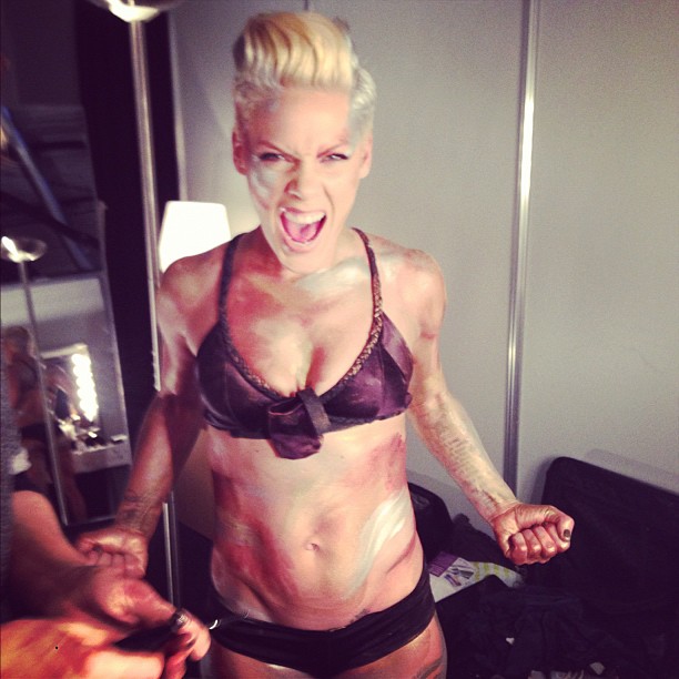 Pink posta foto coberta de tinta após show na Alemanha (Foto: Reprodução / Instagram)
