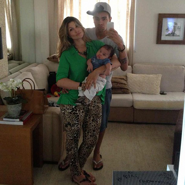 Dani Souza com Dentinho e o filho (Foto: Instagram / Reprodução)
