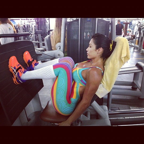 Gracyanne Barbosa - Leg press na maquina 4x12 com 160 k (Foto: Instagram / Reprodução)