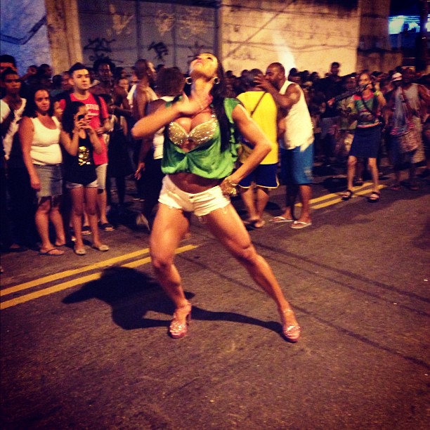 Gracyanne Barbosa em ensaio de rua da Mangueira na Zona Norte do Rio (Foto: Instagram/ Reprodução)