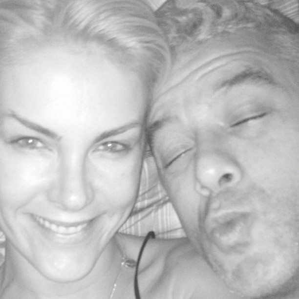 Ana Hickmann posta foto acordando ao lado do marido (Foto: Instagram)