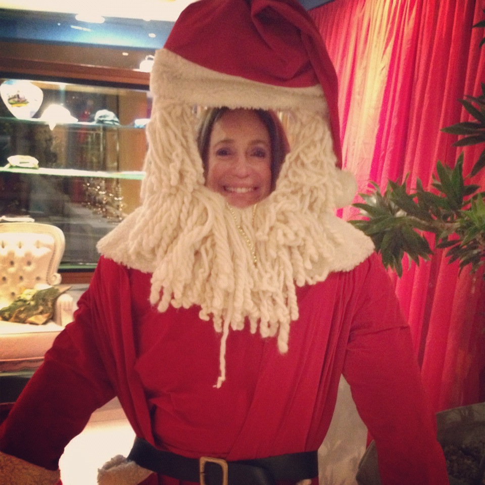 Susana Vieira aproveitou uma viagem a Florianópolis para fazer graça com a fantasia de Papai Noel exposta numa loja da cidade