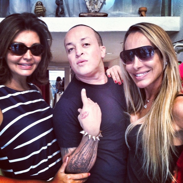 Roberta Close, o estilista Walério Araújo e Carol Marra (Foto: Instagram / Reprodução)