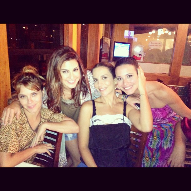 Carolina Dieckmann, Fernanda Paes Leme, Ivete Sangalo e Juliana Knust em churrascaria no Rio (Foto: Instagram/ Reprodução)