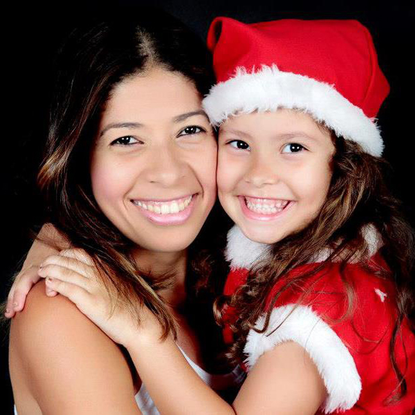 Aline Alves, de Aimorés, Minas Gerais, posou com a filha Lívia vestida de Mamãe Noel
