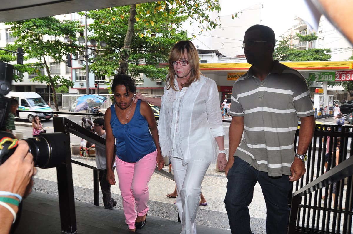 Glória Perez chegando à Paróquia da Ressureição em Ipanema, Zona Sul do Rio de Janeiro