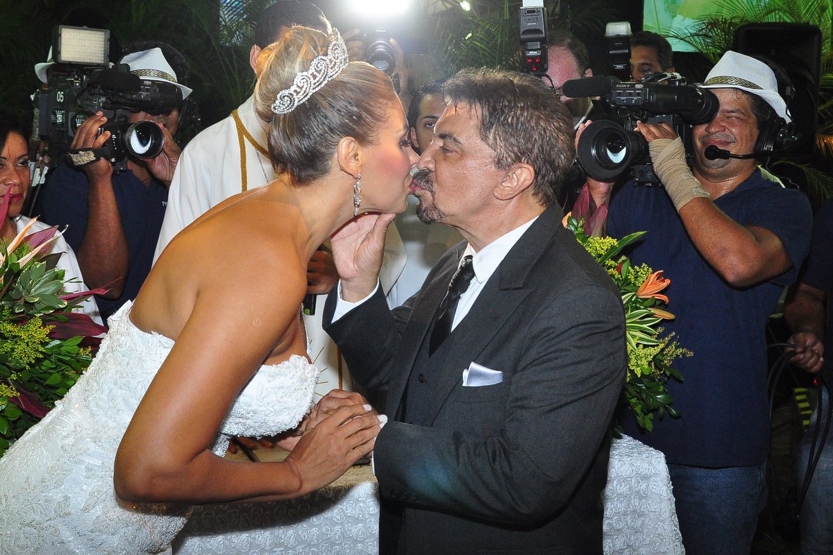 Ângela Bismarchi se casa com o cirurgião plástico Wagner Moraes na Cidade do Samba, no Rio