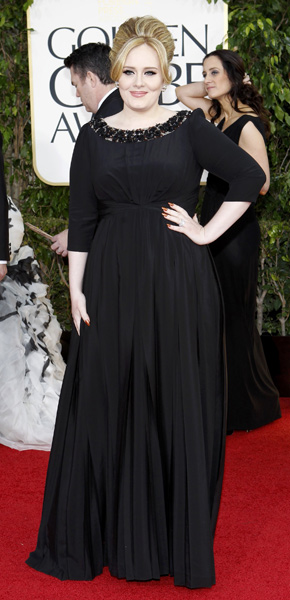 Adele homenageou os estilistas britânicos com um longo preto Burberry no Globo de Ouro
