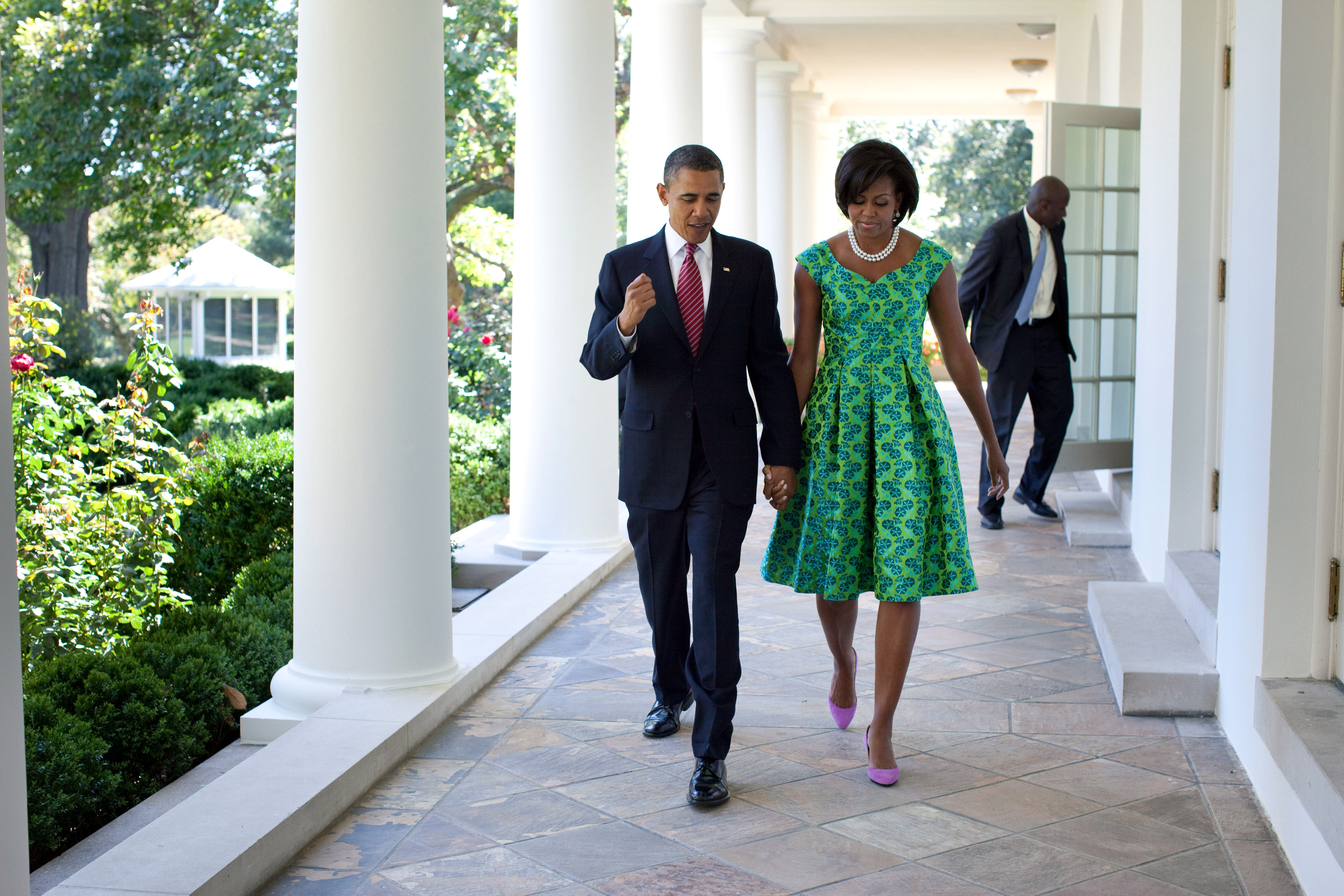 Estilosa, Michelle Obama escolheu um vestido estampado de Barbara Tfank para uma foto institucional da Casa Branca
