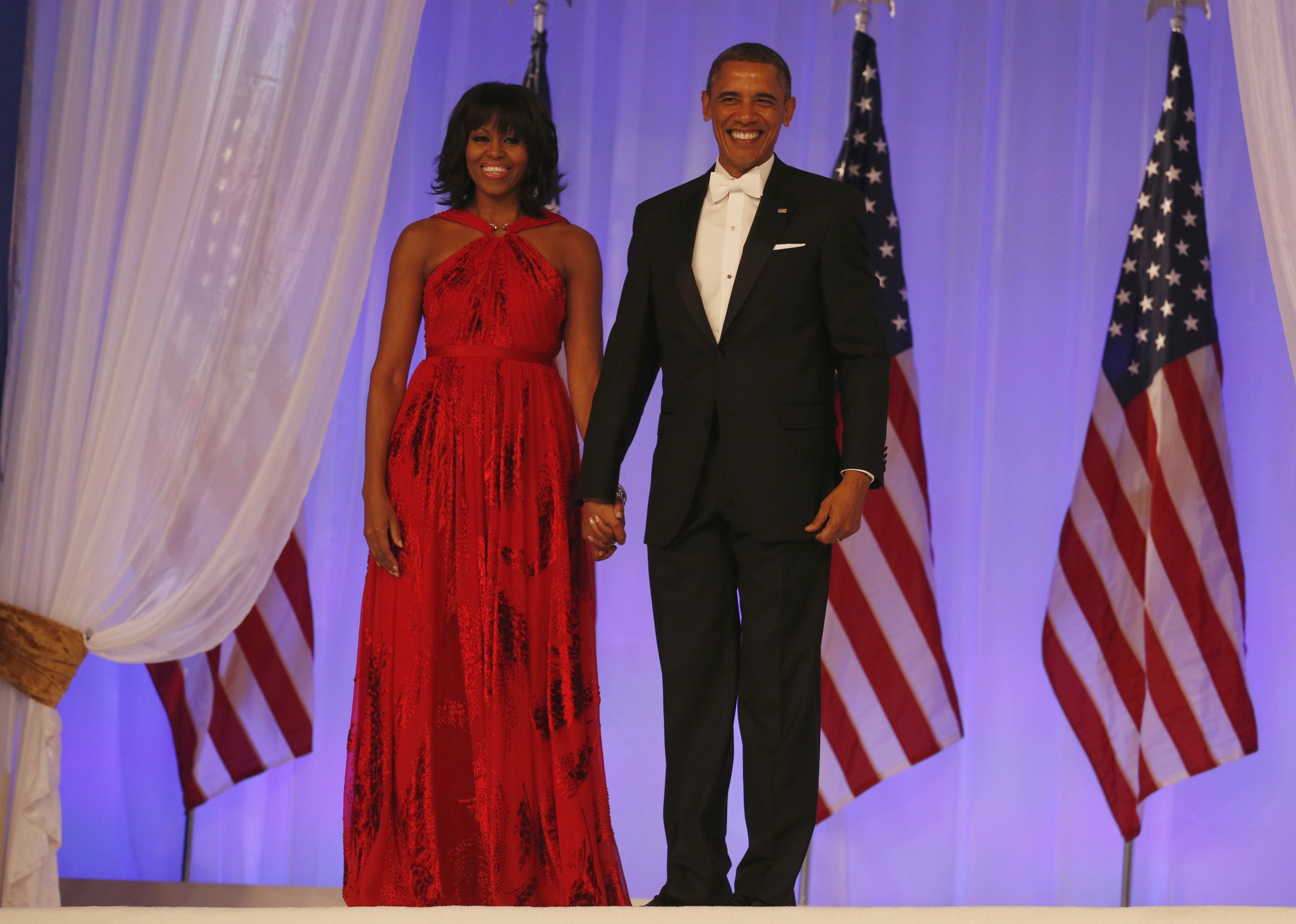 Para o baile inaugural, Michelle Obama repetiu a dose e elegeu novamente o estilista Jason Wu, igual há quatro anos. Ela usou um vestido vermelho de chiffon e veludo, sandálias Jimmy Choo e anel de diamantes Kimberly McDonald