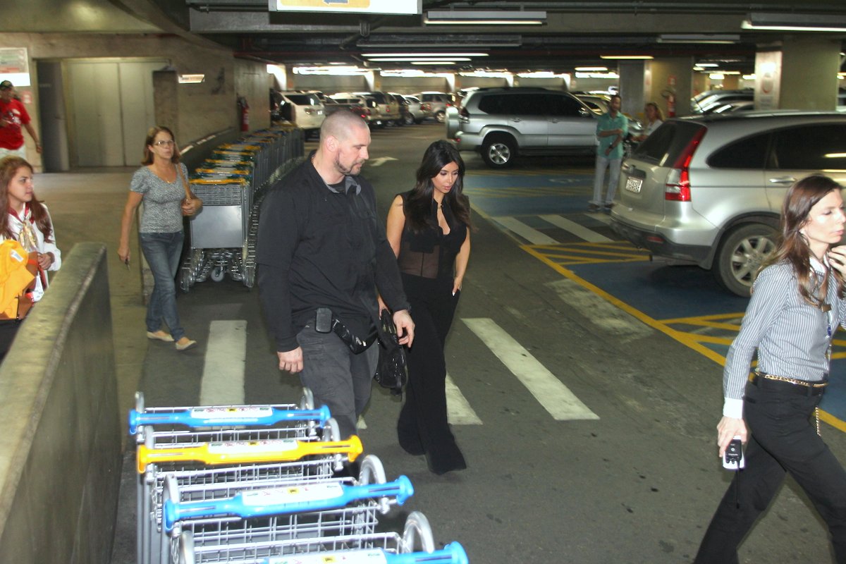 Kim Kardasian desembarca no Aeroporto Internacional do Rio de Janeiro