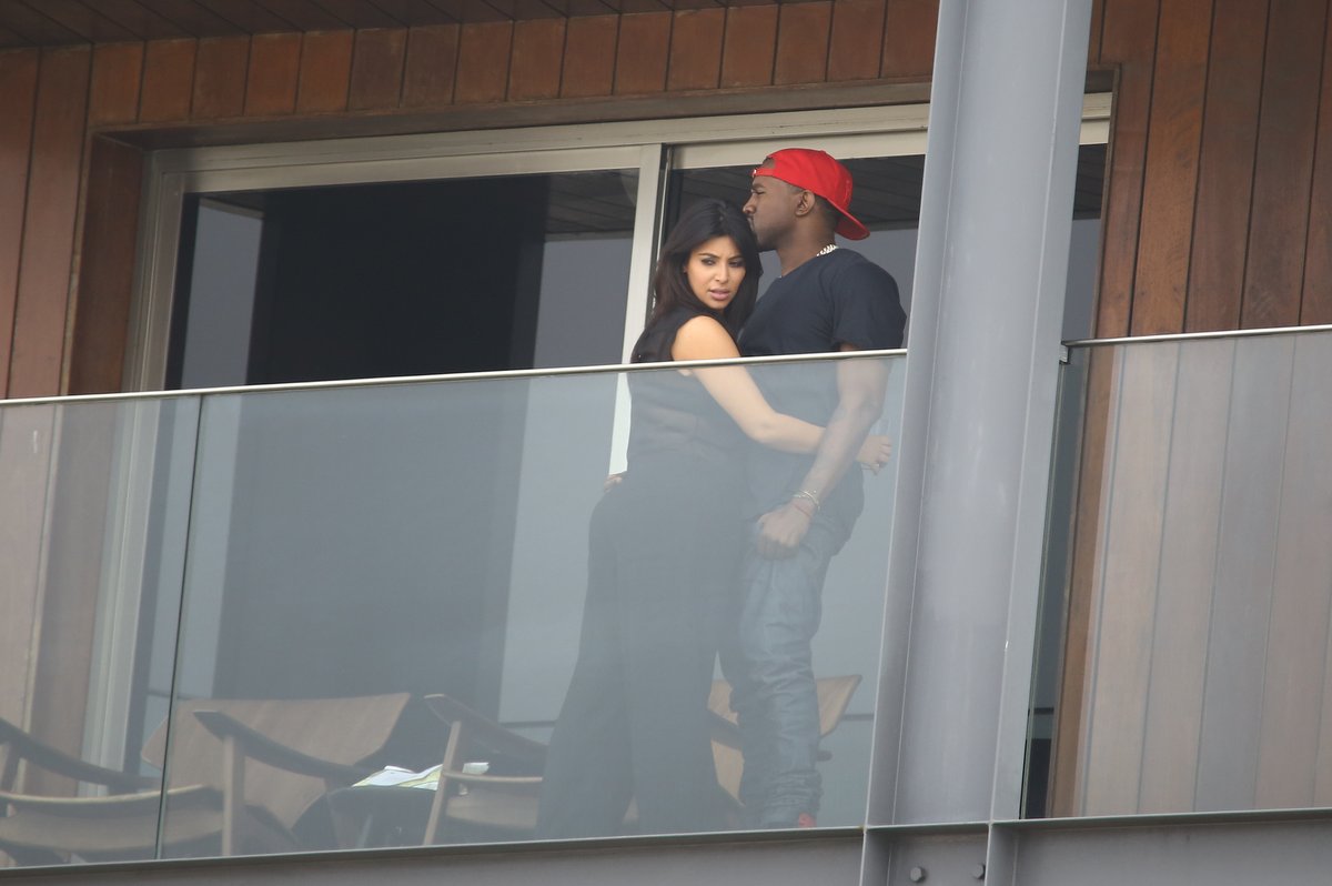 Kim Kardashian e Kanye West namoraram na varanda de hotel em Ipanema, no Rio
