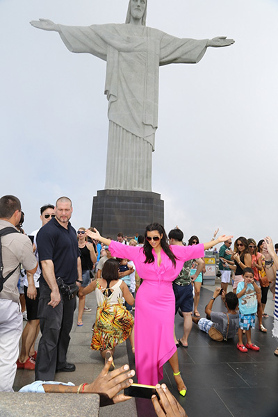 Kim Kardashian visitou o Cristo Redentor na manhã deste sábado, 9, e fez a pose com os braços abertos