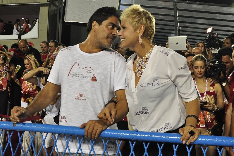 Xuxa e Junno Andrade na Sapucaí, neste domingo, 10, no Rio de Janeiro: 'Estou feliz pacas', escreveu a apresentadora em rede social