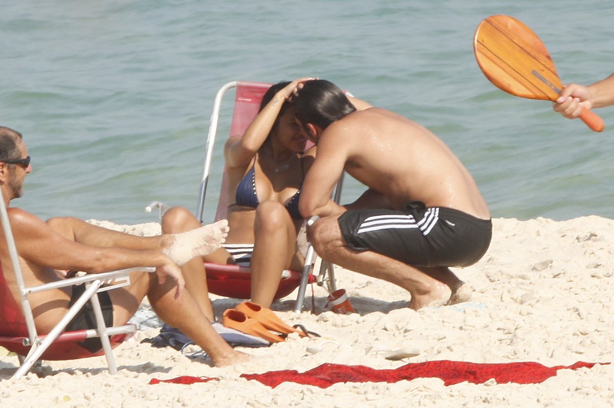 Bruno Gissoni e Yanna Lavigne foram clicados aos beijos na praia  (Foto: Dilson Silva / Agnews)