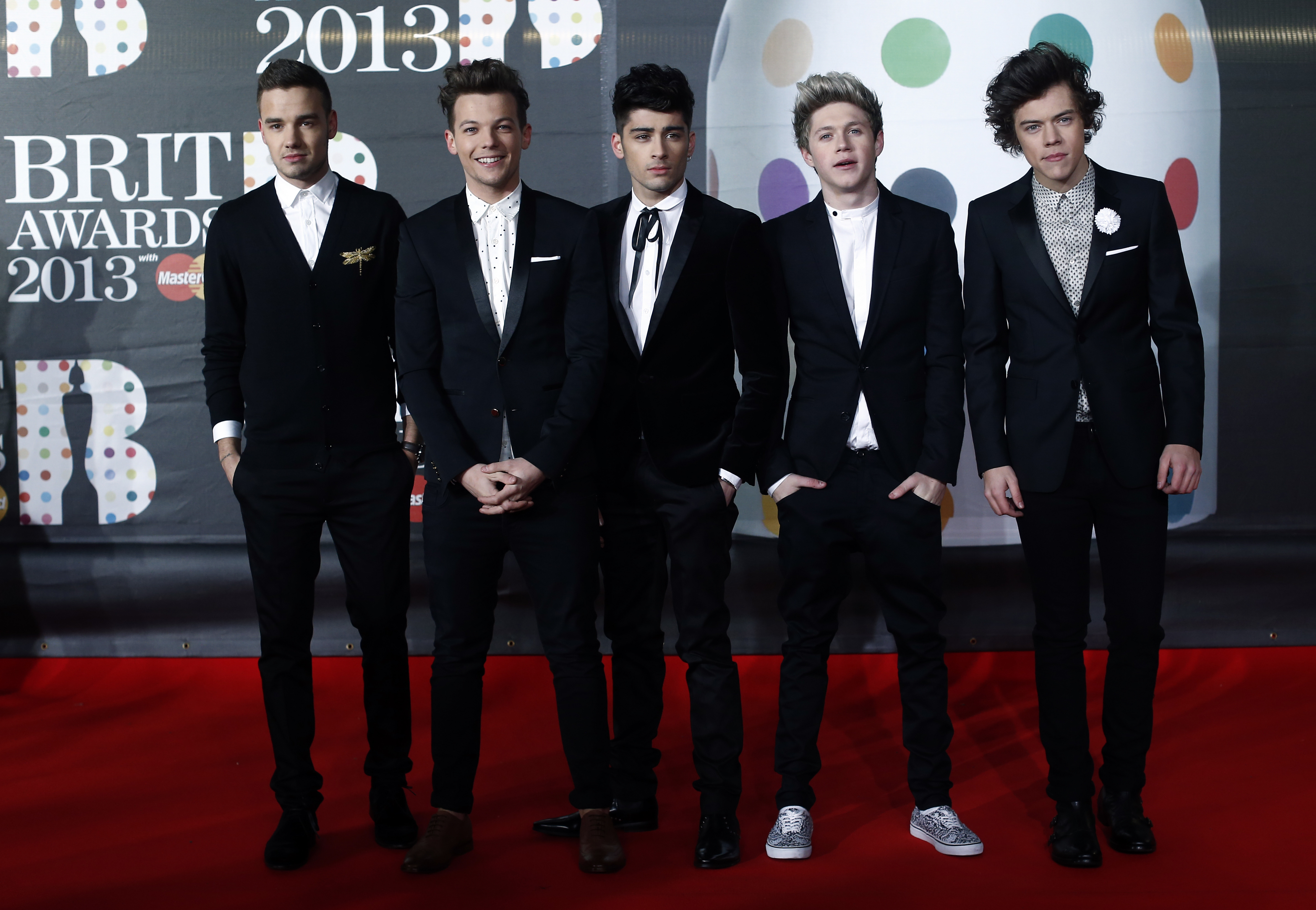 Os meninos do One Direction posam elegantes