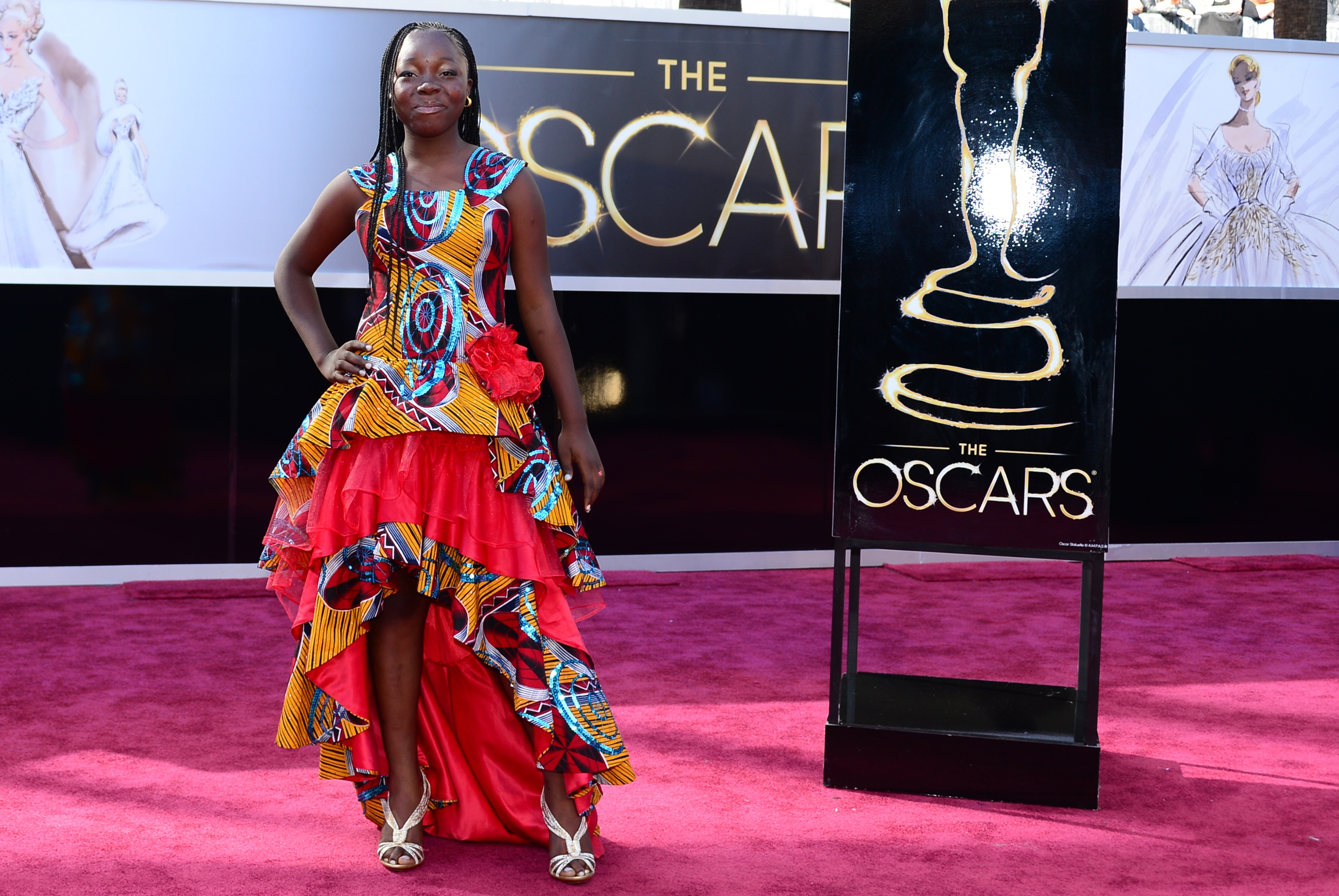 Rachel Mwanza escolheu um modelito bem estampado para a cerimônia do Oscar