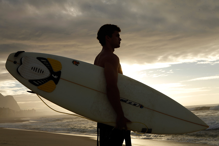 Victor Sparapane posa para o EGO mostrando uma de suas grandes paixões, o surfe, na praia da Reserva, no Rio
