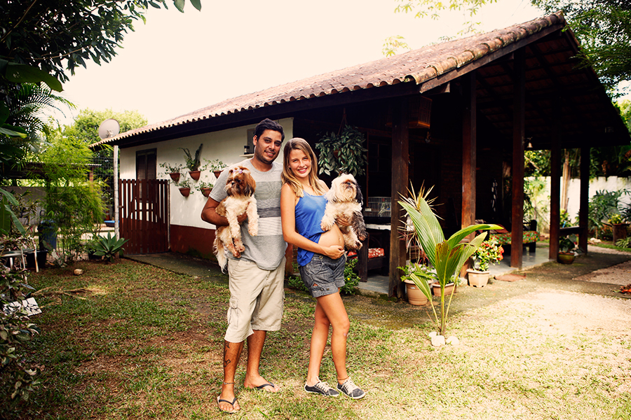 Debby Lagranha e o namorado, Leandro, posam em frente à casa