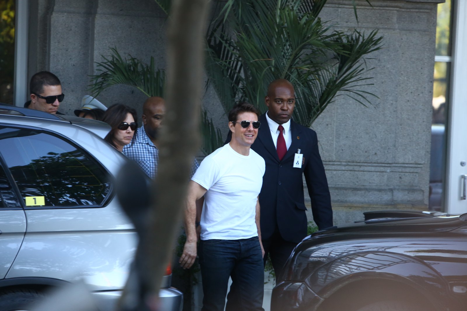 Tom Cruise deixou o hotel Copacabana Palace, na Zona Sul do Rio, onde está hospedado, por volta das 16h desta sexta-feira, 29