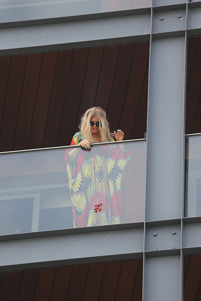 Fergie cumprimentou os fãs da sacada do hotel