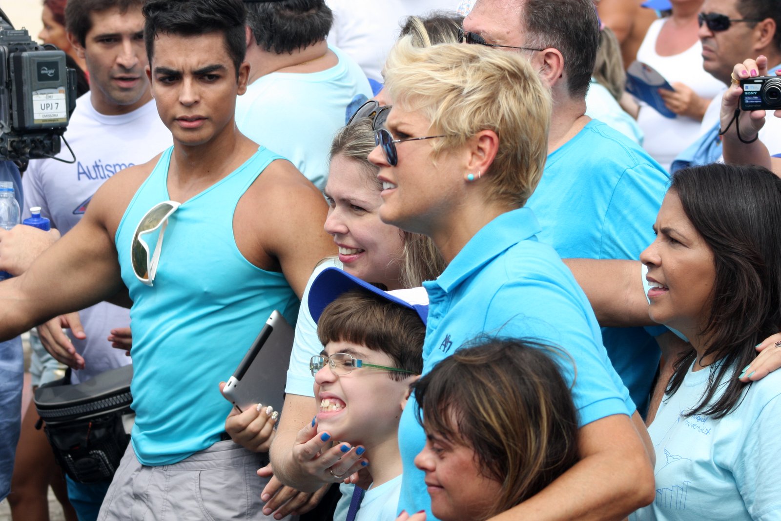 Xuxa caminhou ao lado dos integrantes da entidade Mundo Azul na praia do Leblon