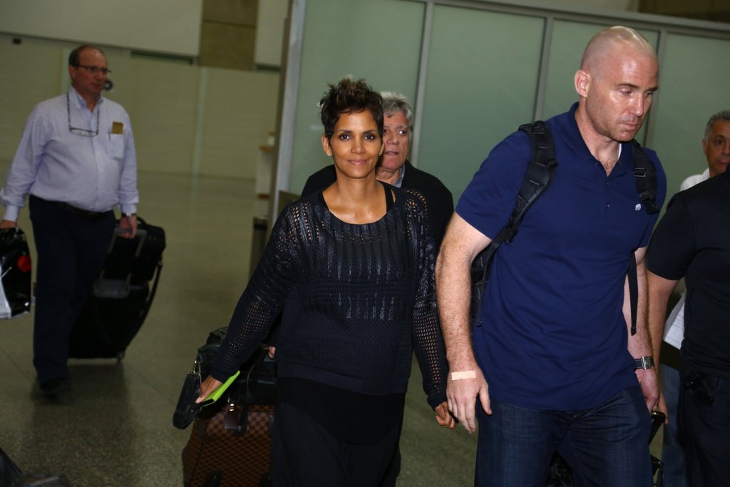 Com um look mais larguinho e toda de preto. Halle Berry desembarcou no aeroporto internacional do Rio 