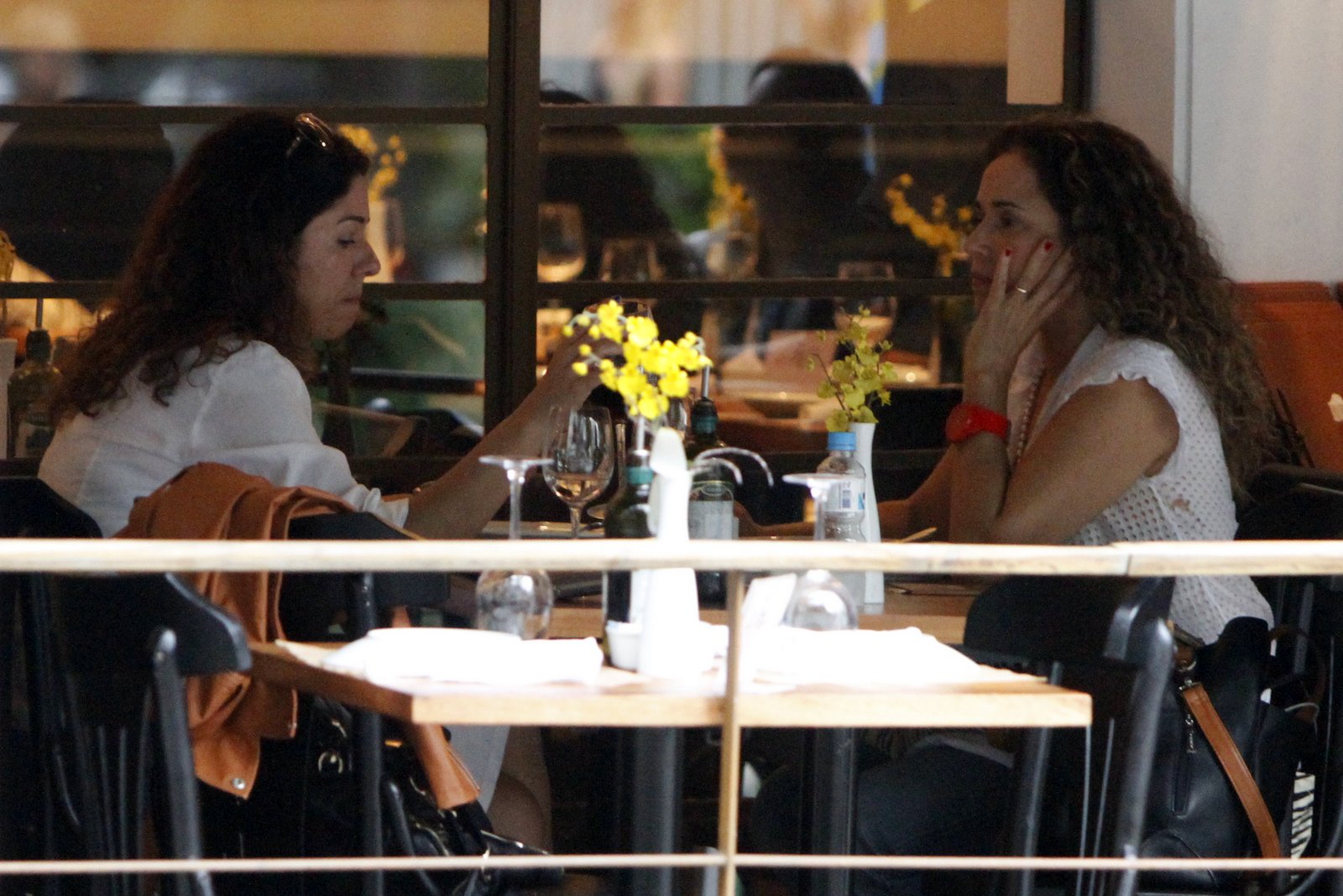 Daniella Mercury e a namorada, Malu Verçosa, almoçaram em um restaurante em Ipanema, na Zona Sul do Rio, neste sábado, 13