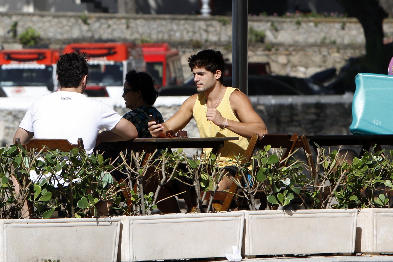 Ex-BBB André esteve acompanhado de um amigo na praia de Copacabana, na Zona Sul do Rio