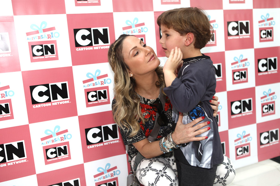 Claudia Leitte e o filho, Davi,  em comemoração de aniversário da Cartoon Network, em São Paulo. 