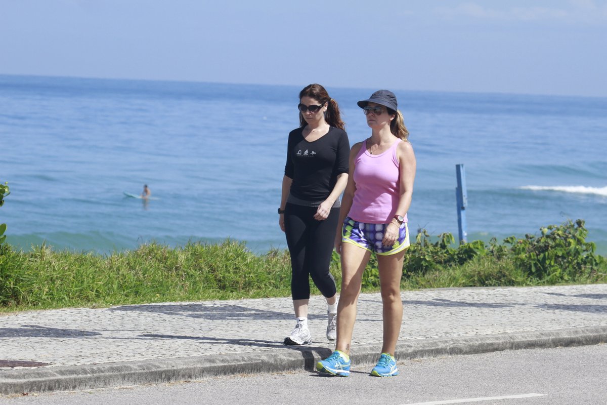 Na companhia de uma amiga, Giovanna Antonelli caminhou no calçadão da praia, no Rio